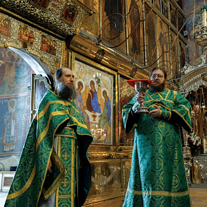 Впервые в храмах Русской Православной Церкви прошли праздничные богослужения в честь принесения в Троице-Сергиеву лавру образа Святой Троицы преподобного Андрея Рублева