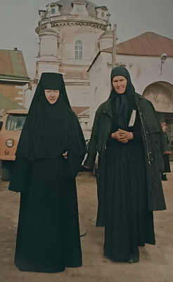 Игумения Николая (Ильина) и будущая игумения Антония в Никольском Черноостровском монастыре. 1990-е гг.