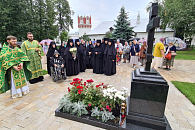 В день памяти преподобного Серафима Саровского у могилы первой настоятельницы Новодевичьей обители после ее открытия игумении Серафимы (Черной) была отслужена лития