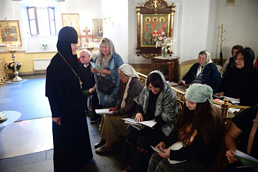 Прихожане монастыря помогают сестрам читать синодики