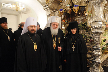 Совместное служение в Покровской обители Святейшего Патриарха Московского и всея Руси Кирилла и Святейшего Патриарха Болгарского Неофита, 8 марта 2016 года. На малом входе было совершено торжественное совместное прославление двумя Поместными Церквами святителя Серафима (Соболева)