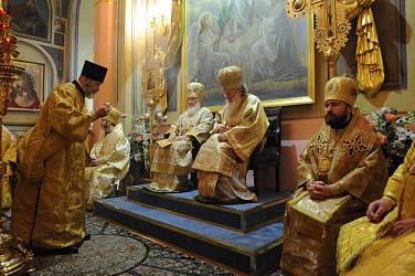 Совместное служение в Покровской обители Святейшего Патриарха Московского и всея Руси Кирилла и Святейшего Патриарха Болгарского Неофита, 8 марта 2016 года. На малом входе было совершено торжественное совместное прославление двумя Поместными Церквами святителя Серафима (Соболева)