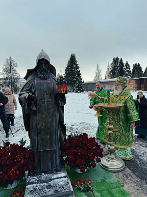 Епископ Тихвинский Мстислав совершил Литургию в монастыре преподобного Мартирия Зеленецкого и освятил памятник святому, установленный на территории обители