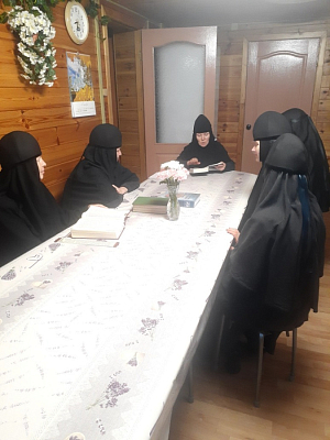 Монашеская группа Архиерейского подворья при Покровском храме д. Чурашур изучает книги Ветхого Завета