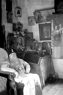 Иеросхимонах Серафим в келье, в центре – образ Спаса Нерукотворного, переданный Святейшему Патриарху Алексию I