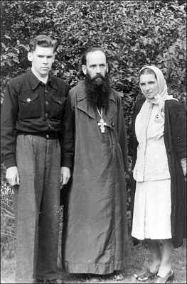 Будущий Патриарх Алексий II с родителями – протоиереем Михаилом и матушкой Еленой Ридигер