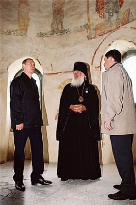Август 2001 года. Архиепископ Новгородский и Старорусский Лев с Президентом России Владимиром Путиным в Свято-Юрьевом монастыре