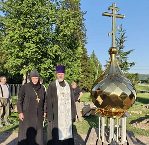 В Свято-Троицком женском монастыре с. Красный Ключ освятили крест и купол строящейся часовни