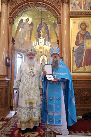 Митрополит Калужский  Климент вручил орден святителя Иннокентия, митрополита Московского и Коломенcкого III степени наместнику Успенской Тихоновой пустыни