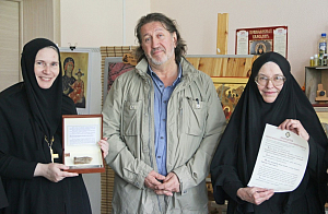 Одигитриевскому монастырю г. Челябинска  преподнесена в дар частица от древа Закхея