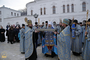 В Святогорскую лавру принесен ковчег со святынями, связанными с Пресвятой Богородицей