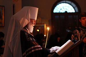 Митрополит Валентин отслужил в Кресто-Воздвиженском Иерусалимском монастыре великое повечерие с чтением канона