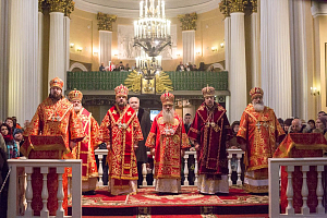 Митрополит Варсонофий возглавил пасхальную вечерню в Александро-Невской лавре