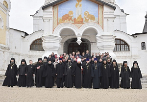 Митрополит Игнатий посетил Спасо-Прилуцкий монастырь Вологодской епархии и вручил его наместнику церковную награду