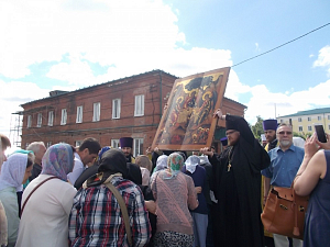 Троицкому монастырю г. Пензы передана в дар чудотворная икона Пресвятой Троицы