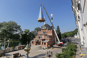 В Святогорской лавре на новый храм установлены купола и кресты