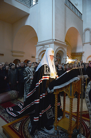 В канун Великого вторника Святейший Патриарх Кирилл принял участие в вечернем богослужении в Зачатьевском ставропигиальном монастыре