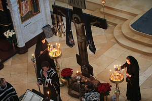 В Великий четверг в Зачатьевском монастыре совершалась утреня  с чтением 12-ти Евангелий