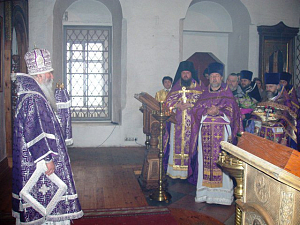 В день своего Тезоименитства епископ Дмитровский Феофилакт совершил Литургию Преждеосвященных Даров в Андреевском монастыре г. Москвы