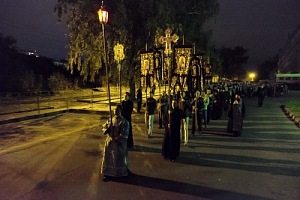 Вокруг Знаменского монастыря г. Курска прошел крестный ход с чудотворной иконой Богоматери «Знамение» Курской-Коренной