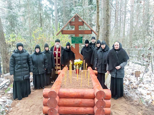 В ходе паломничества в Тверскую обл. настоятельница Зачатьевского монастыря с сестрами приняли участие в водружении креста на могиле духовника обители прот. Михаила Ивановского