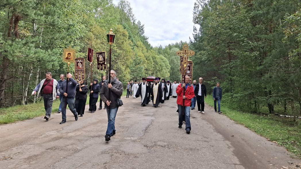 Перенесение честных останков настоятеля обители архимандрита Аркадия (Честонова) на Вышу