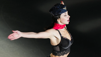 Помнишь, как Туктамышева отжигала в образе стюардессы? Найди все предметы фигуристки в новой игре!