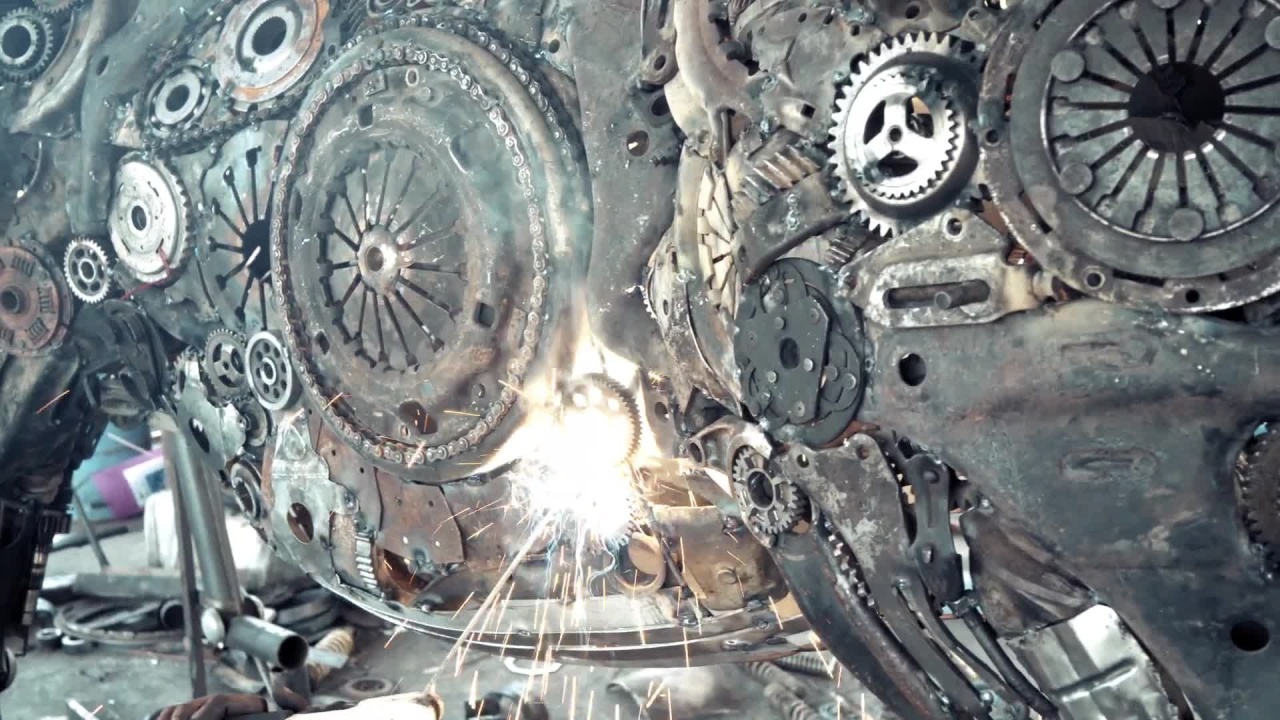 Скульптура лошади из металлолома