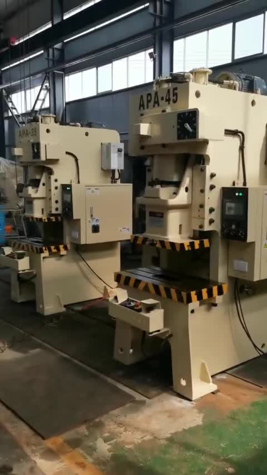Работа кривошипного пресса APA-45 