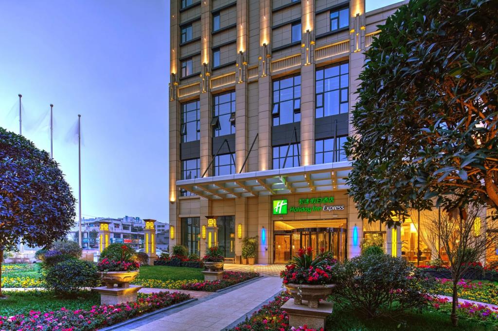 Holiday Inn Express Chengdu Huanhuaxi by IHG. Фото 1