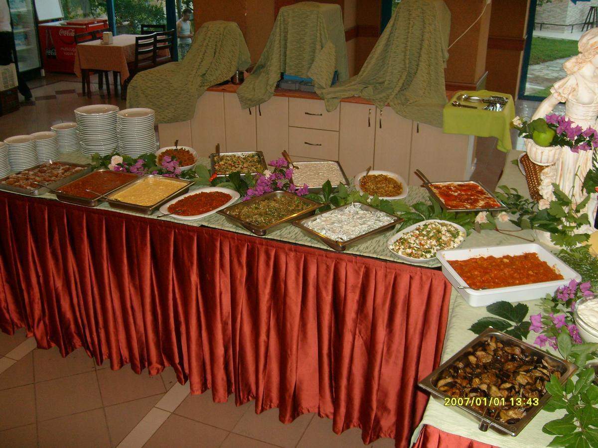 Aymes Hotel. Фото 4