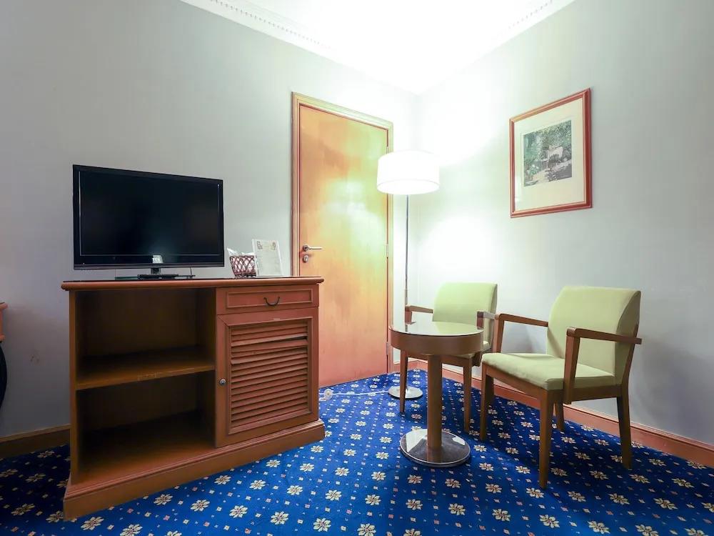 City Plaza Hotel by OYO Rooms. Фото 2
