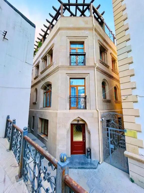 Parliament Hotel & Restaurant. Фото 1