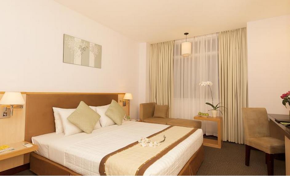 Liberty Hotel Saigon Parkview. Фото 2