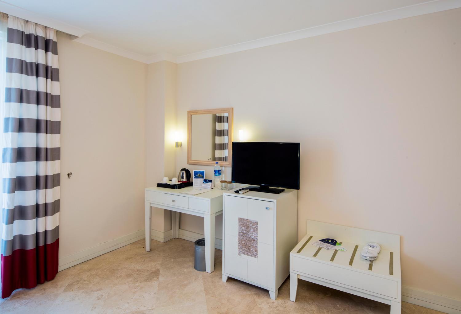 Crystal Boutique Beach Resort. Фото 3