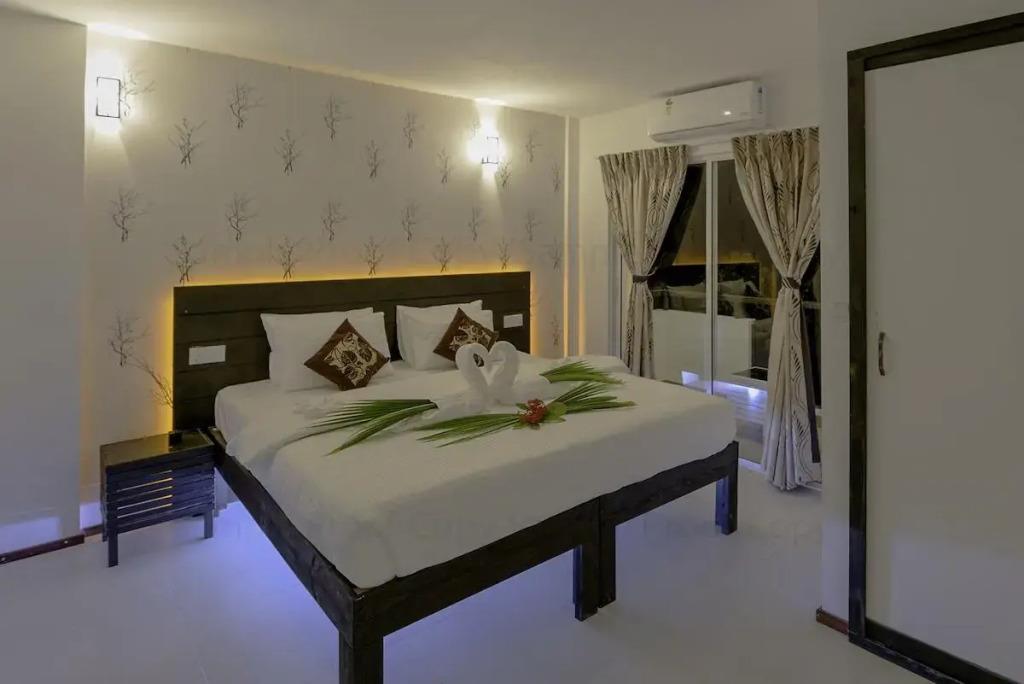 Crown Beach Hotel Maldives. Фото 2