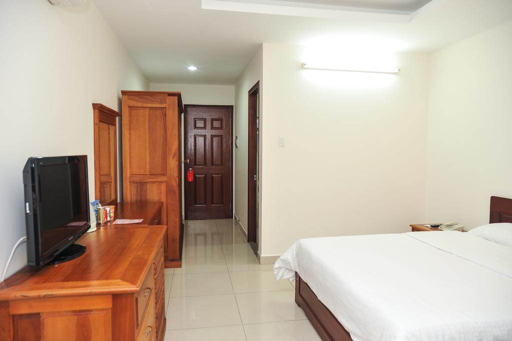 Tan Son Nhat Hotel. Фото 2