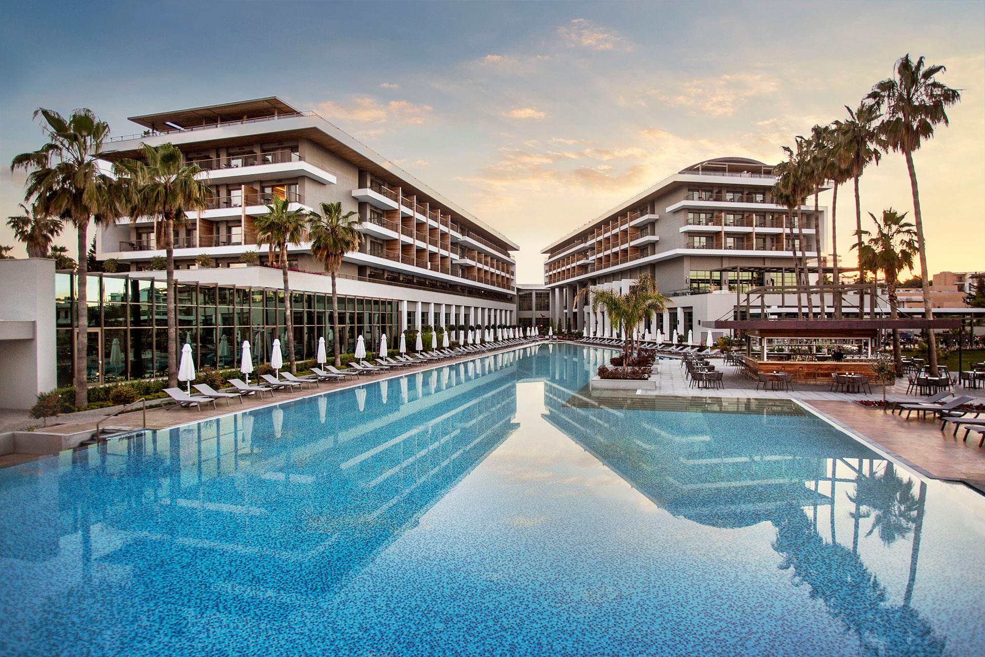 Acanthus & Cennet Barut Collection. Фото 1