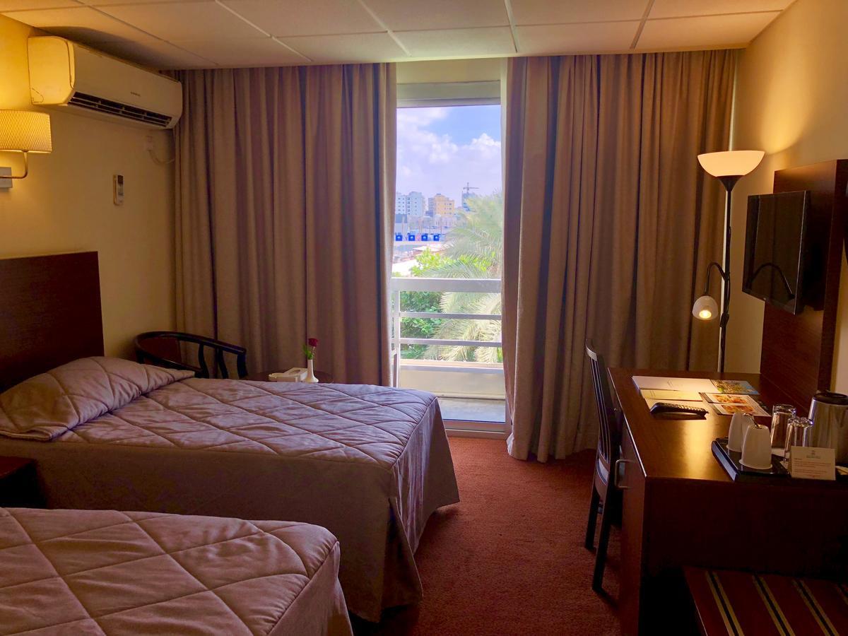 Ajman Beach Hotel. Фото 3