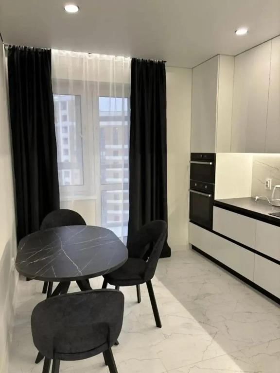 Black Apartment on Warriors Internationalist Street 12. Фото 4