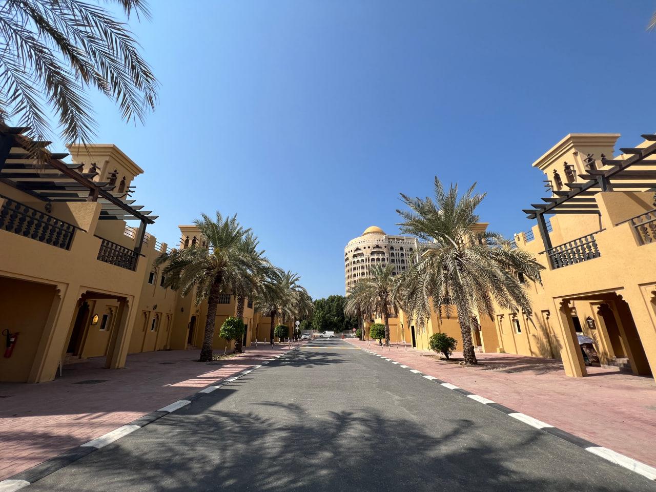 Al Hamra Village Hotel. Фото 1