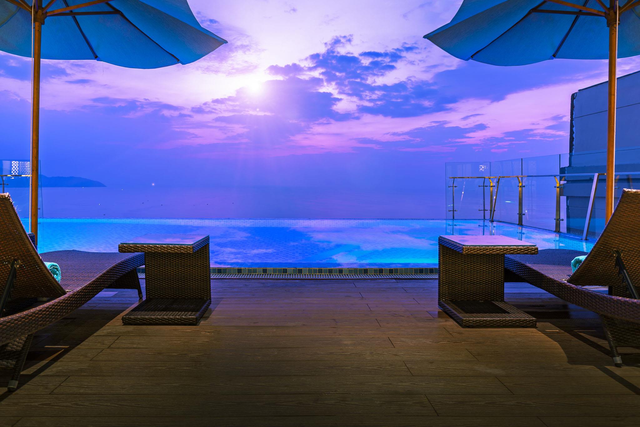 Maximilan Danang Beach Hotel. Фото 1
