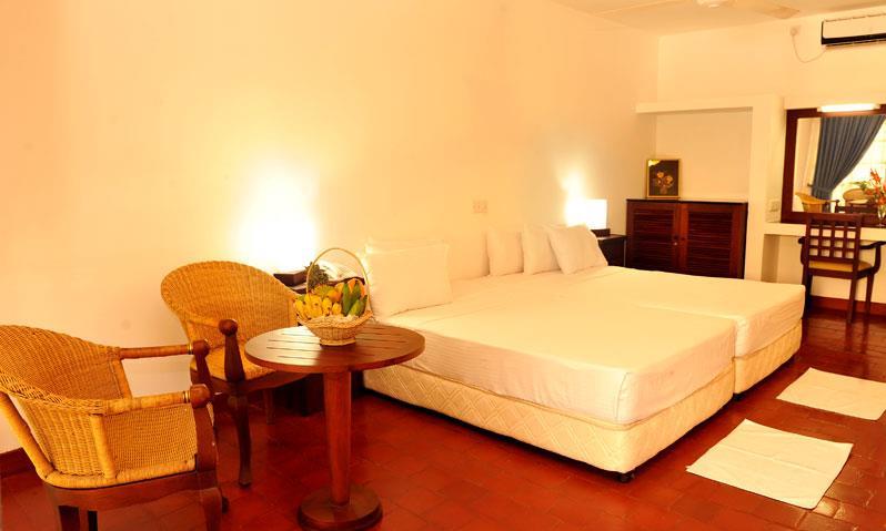 Catamaran Beach Hotel. Фото 4