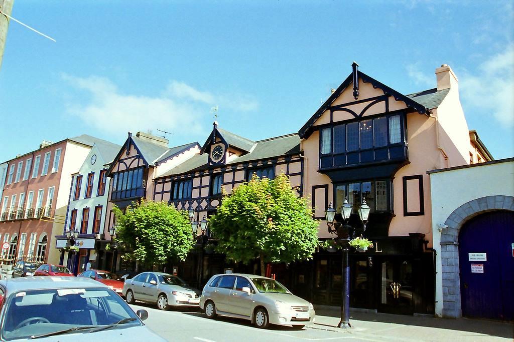 Hibernian Hotel. Фото 1