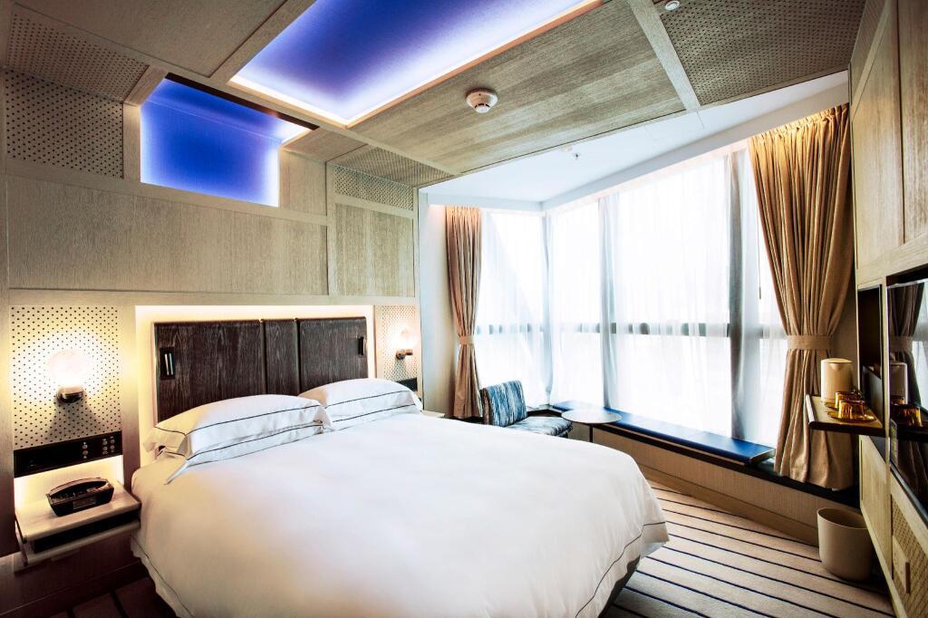 The Emperor Hotel. Фото 4