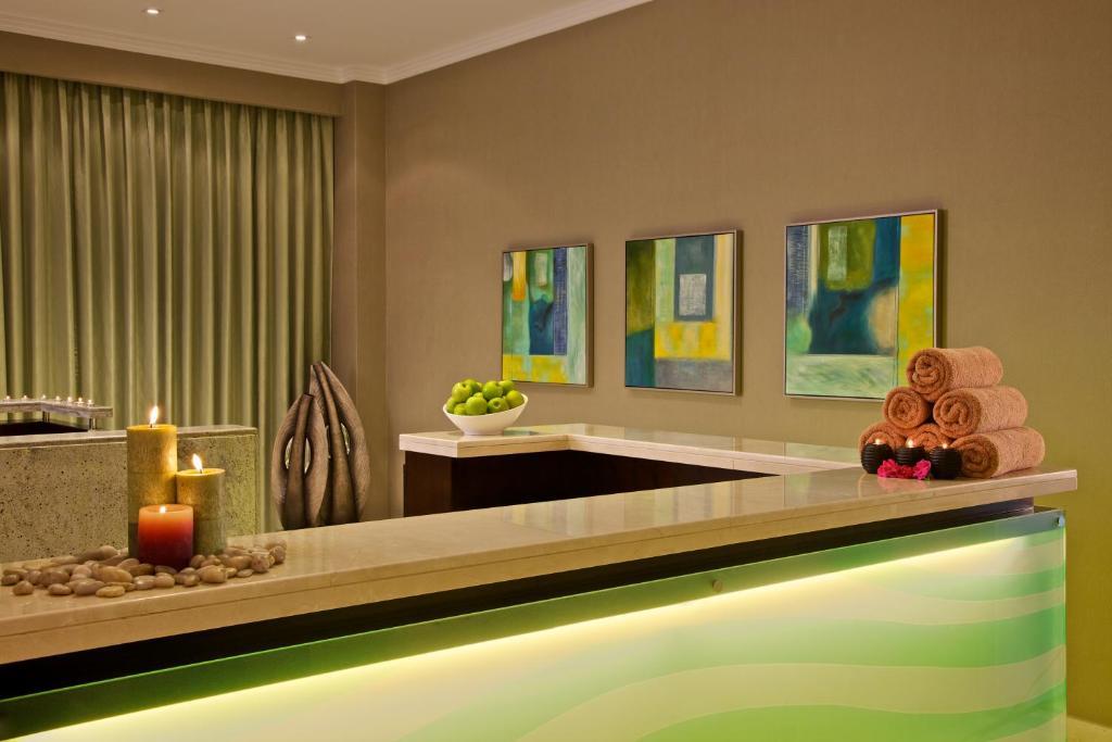 DoubleTree By Hilton Ras Al Khaimah Corniche Hotel & Residences. Фото 2