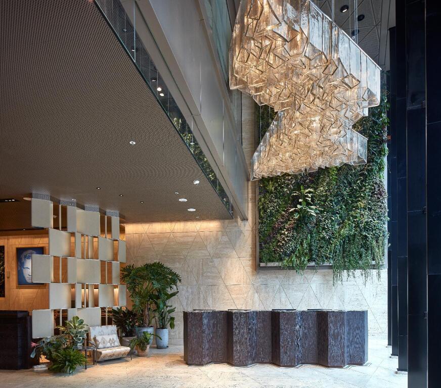 The Emperor Hotel. Фото 2