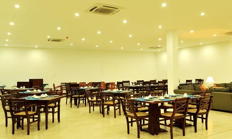 Catamaran Beach Hotel. Фото 2