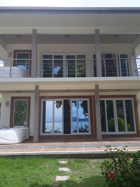 La Digue Luxury Beach Bungalow. Фото 1