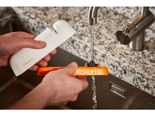 Точилка для ножей белая Functional Form Fiskars